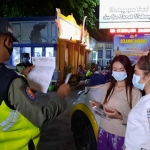 Dua pemudik cantik asal Surabaya dari Rembang yang disuruh putar balik oleh petugas karena tidak bisa menunjukkan kelengkapan dokumen perjalanan.