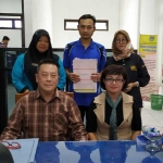 Sri Peni dan Chan Wing Wah saat mengurus akta perkawinan di Dispendukcapil Pacitan.