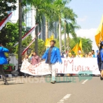 Aksi aktivis PMII Bojonegoro saat long march menuju kantor Pemkab Bojonegoro.