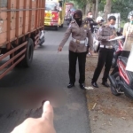 Petugas Satlantas Polres Jombang saat melakukan olah TKP.