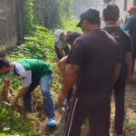 Kader Banom NU se-Kelurahan Kedurus bersama warga RW 04 melaksanakan kegiatan bersih makam di Makam Islam Kedurus Dukuh. foto: istimewa.