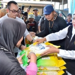 Gubernur Jawa Timur, Khofifah Indar Parawansa saat gelaran pasar murah di Situbondo (foto: ist)