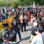 Suasana demo di depan kantor DPRD Kabupaten Blitar.