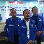Ketua DPD PAN Gresik Faqih Usman, didampingi Sekretraris Mustajab dan Bendahara Didik Widodo dalam suatu acara. Foto: SYUHUD/BANGSAONLINE.com