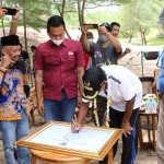 Bupati Sumenep Ahmad Fauzi menandatangani prasasti peresmian destinasi Wisata Bukit Pasir di Salopeng.