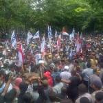 Ribuan massa yang membanjiri jalan untuk mengepung gedung dewan. (Bahri/BangsaOnline.com)