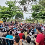 Ribuan massa yang berasal dari seluruh desa di Kabupaten Probolinggo meluruk Kantor Bupati Probolinggo di Kraksaan, Senin (18/10).
