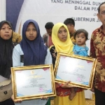 Keluarga penyelenggara pemilu Kota Pasuruan yang menerima santunan dari Gubernur Jawa Timur.