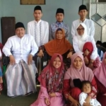 KH Romadon Sukardi bersama keluarganya. Foto: ist