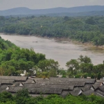 Air Sungai Bengawan Solo di wilayah Bojonegoro mulai naik setelah beberapa wilayah di hulu banjir. foto: eky nurhadi/BANGSAONLINE