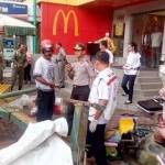 Polisi melakukan olah TKP di lokasi jatuhnya gondola di Mall Mitra I, Kota Malang. foto: liputan6