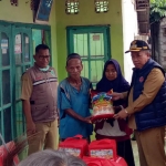 Wabup Mujib Imron saat menyerahkan bantuan kepada korban bencana di Desa Sidepan Kecamatan Winongan.