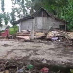 Salah satu rumah di Desa Karang Semanding, Kecamatan Balung, Jember, yang roboh akibat cuaca ekstrem.