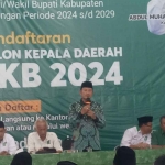 Yuhronur Efendi saat mendaftarkan diri ke PKB sebagai calon bupati pada Pilkada 2024 di Lamongan.