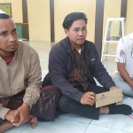 Dua mantan Perangkat Desa Batuporo Barat saat menjalani penyidikan di Polres Sampang bersama penasihat hukum. Foto: MUTAMMIM/ BANGSAONLINE