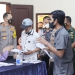 Kapolres Malang AKBP Ferli Hidayat meninjau pelaksanaan vaksinasi Covid-19 dosis ketiga (booster) di Gerai Vaksinasi Presisi Polsek Tajinan.