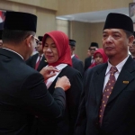 Pj Wali Kota Batu, Aries Agung Paewai, saat menyerahkan Tanda Kehormatan Republik Indonesia Satyalancana Karya Satya.