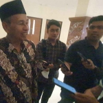 Mantan Plt Direktur Utama PT Sumber Daya Bangkalan, Moh. Kamil, saat memberi keterangan kepada awak media.