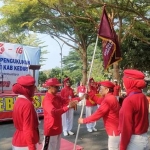 Ketua 1 Pengprov STI Jawa Timur, Bambang Sudjatmiko saat menyerahkan bendera pataka STI kepada Ketua Pengkab STI Kabupaten Kediri, Sularini. Foto: MUJI HARJITA/ BANGSAONLINE.com