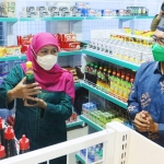Gubernur Jatim Khofifah Indar Parawansa saat meninjau produk yang ada di Grab OPOP Mart Amanatul Ummah.
