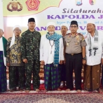Kapolda Jatim dan Pangdam V/Brawijaya berfoto bersama dengan keluarga besar Auma (Aliansi Ulama Madura) di Pamekasan, Senin (19/2).