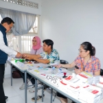 Plh Gubernur Jatim, Adhi Karyono saat akan menggunakan hak pilihnya di TPS 37 Kelurahan Tegalsari, Surabaya. (dok. ist)