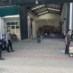Personel Polres Gresik melakukan penjagaan logistik Pemilu 2024 di Jalan Mayjen Sungkono, Kebomas. Foto: Ist