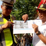 Kepala Dinas Perhubungan Kota Surabaya Irvan Wahyu Drajat memperlihatkan dokumen e-tilang.
