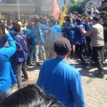 Aksi demo penolakan kenaikan harga BBM yang dilakukan PMII Kabupaten Pasuruan pada Senin (12/09/2022) di Gedung DPRD Kabupaten Pasuruan berakhir ricuh.