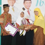 Anugerah Keluarga Sakinah diberikan kepada keluarga Ibu Nurhayati dan Bapak Sunarto dari Desa Sumbergondang Kabuh, Jombang. Foto: IST