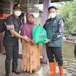 BANTUAN: Wabup Subandi menyerahkan sembako ke warga Desa Pesawahan, Porong, Selasa (1/3). foto: ist.