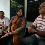 Wali Kota Risma mengunjungi salah satu keluarga petugas KPPS yang meninggal saat tugas. 