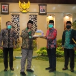 Silaturahim Prof. Dr. Mahfud MD bersama bupati dan para kiai, serta tokoh masyarakat Kabupaten Pamekasan. 