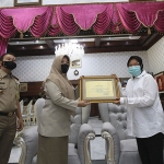 Wali Kota Risma memberikan penghargaan kepada jajaran BPN Surabaya Wilayah I dan II di Rumah Dinas Wali Kota, Jalan Sedap Malam Surabaya, Senin (14/9/2020). (foto: ist).