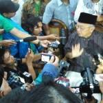 KH Salahuddin Wahid memberikan keterangan di Ponpes Tebuireng. (foto: rony suhartomo/BANGSAONLINE)