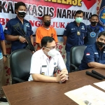 Kepala BNNK Nganjuk AKBP Bambang Sugianto saat press release di Kantor BNNK Nganjuk, Jalan Darmojo Kecamatan Nganjuk, Selasa (29/6/2021). (foto: BAMBANG DJ/BANGSAONLINE)