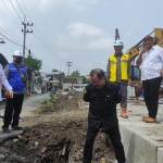 Ketua Komisi A Agus Wahjudi dan anggota komisi II didampingi Kabid Bina Marga PUPR saat sidak proyek pelebaran Jalan Empunala. Foto: YUDI EP/ BANGSAONLINE