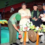 Letkol Arh Sri Rusyono S, SE Dandim 0810 Nganjuk memukul gong tanda dibukanya turnamen pencak silat.