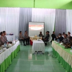 Kapolres Ngawi, AKBP Dwiasi Wiyatputera saat memimpin acara Jumat curhat bersama Dinas Pendidikan Ngawi, Jumat (17/3/2023).