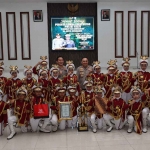 Para peserta Lomba Pocil foto bersama dengan Kasatlantas Polrestabes Surabaya, AKBP Arif Fazlurrahman dan Kapolrestabes Surabaya, Kombes Pol Pasma Royce, di Mapolrestabes Surabaya, Selasa (29/8/2023). 