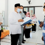 Wali Kota Pasuruan Saifullah Yusuf bersama dengan pihak Jasa Raharja Probolinggo menyerahkan santunan bagi keluarga korban kecelakaan lalu lintas di ruas Tol Bawen - Ungaran, Jawa Tengah.