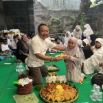 Satu hari menjalang HUT ke-23, HARIANB BANGSA menggelar Khatmil Quran, tumpengan dan berbagi dengan anak yatim dari Pesantren Yatim Al-Bihsri Gununganyar, di halaman kantor HARIAN BANGSA Jalan Cipta Menanggal 1/35 Surabaya, Selasa (27/2/2023).  M Mas
