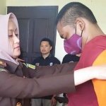 Kepala Kejari Kota Kediri, Novika Muzairah Rauf (kiri) dan tersangka AS ketika akan diserahkan ke Balai Rehabilitasi Eklesia untuk menjalani rehabilitasi. Foto: Ist