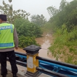 Jajaran Polres Ngawi intens melakukan pemantauan debit air sungai.