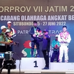 Atlet Angkat Besi dari Tuban, Agus Sugiharto, saat menerima medali di ajang Porprov Jatim VII.