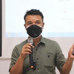 Kepala Diskominfo Surabaya, M. Fikser saat memaparkan cara mendaftar bansos lewat aplikasi Usul Bansos.