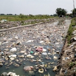 Sampah yang dibuang sembarangan hingga menutupi sungai Desa Jumputrejo, Sukodono.