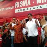 Risma-Whisnu saat di posko pemenangan di Jalan Kapuas. foto: sidharta/ BANGSAONLINE