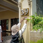 Ketua DPRD Kota Kediri, Gus Sunoto, saat menyaksikan petugas Pantarlih menempelkan tanda di rumahnya. Foto: Ist.