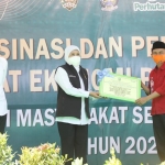 Gubernur Khofifah menyerahkan secara simbolis hibah Alat Ekonomi Produktif kepada 7 KTH dan KUPS di Wana Wisata Raden Sekar Park, Desa Kradinan, Kecamatan Dolopo, Kabupaten Madiun, Rabu (8/9).
